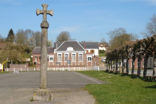 Sur la place, la croix Jean de Toutencourt