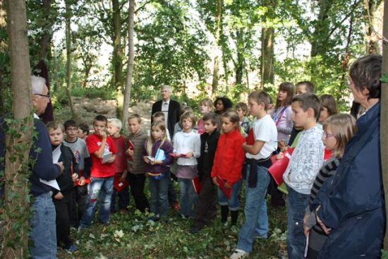 Visite desfouilles par les enfants des écoles.