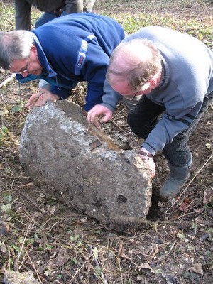 Une lourde pierre obstruait la cheminée d'aération 