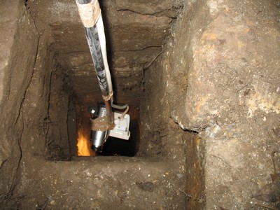 Descente d'une caméra et d'un spot dans la cheminée d'aération.