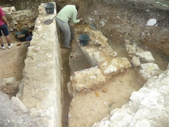 A côté du mur de grés des murs plus anciens: XIVe / XVe siècle   